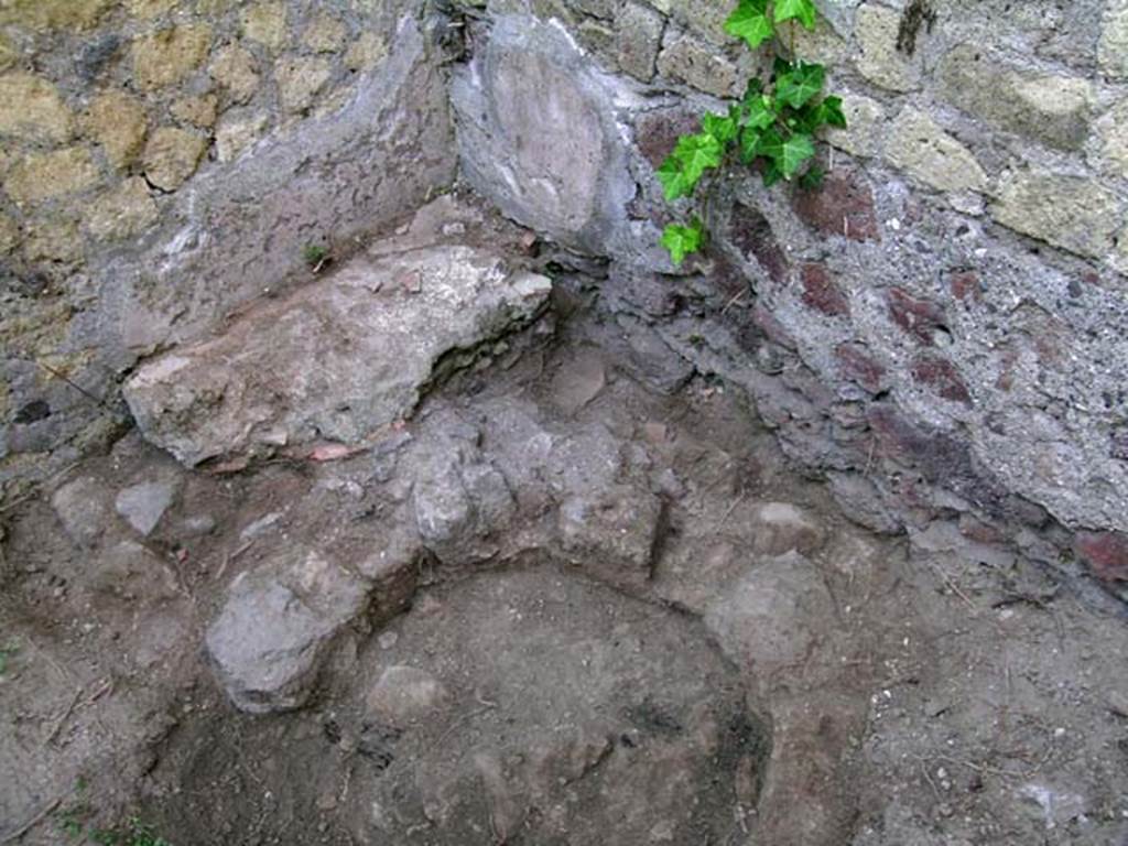 III.14/15, Herculaneum, June 2005. Room 13, details of basins and tubs in north-west corner.
Photo courtesy of Nicolas Monteix.